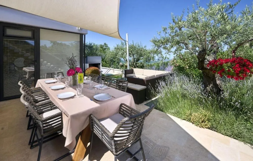 Beautiful Villa Monte Residence With Pool Momjan Croazia